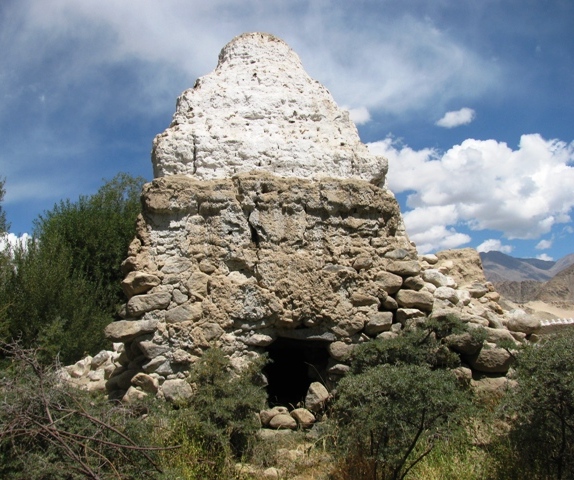 Fig.9: One of the two all-stone-corbelled chortens between Thikse and Nyarma (Ladakh), photo by Quentin Devers