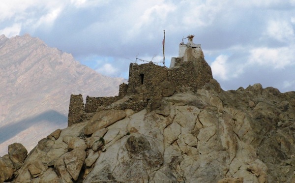 Fig. 1: The ridge-top installation of Nyarma with its Buddhist ceremonial appendages. The original function of the main residential structure is unclear. Clearly an elite structure of some type, the historical roots of its Buddhist associations are not immediately apparent. Like several sites in Upper Tibet, it may possibly be a ‘first diffusion of Buddhism’ (bstan-pa snga-dar) installation dating to the early historical period. Nyarma appears to be most closely comparable to Monlam Dzong (sMon-lam rdzong) in Naktshang (a site studied in Antiquities of Upper Tibet). Photograph by Quentin Devers