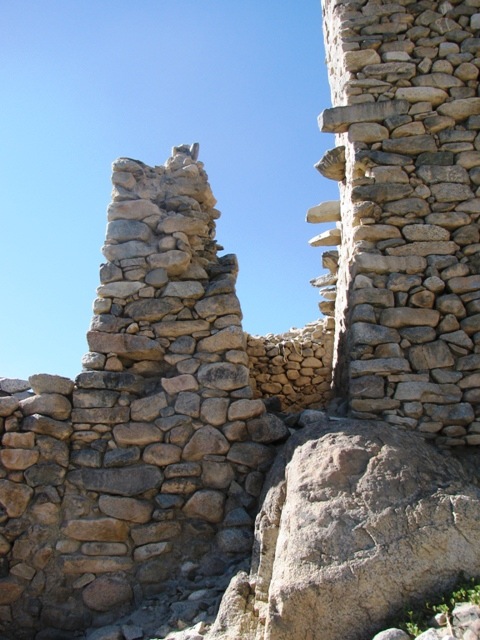 Fig. 2: A close-up view of the main edifice at Nyarma. Note the protruding corbels at the intermediate level. They must have been knitted to an extension or dependency immediately to the right of the main edifice, an area that is now an open space enclosed by walls. Photograph by Quentin Devers