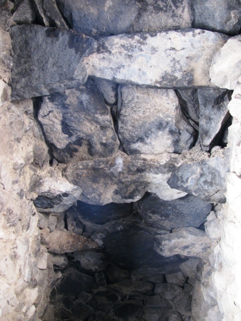 Fig. 3: The interior chamber in the main edifice at Nyarma. Note the roof assembly with its corbels, bridging stones and sheathing. Photograph by Quentin Devers