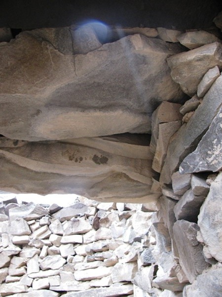 Fig. 5: An intact vestibule in Stok Mon Khar showing the all-stone roof assembly. Photograph by Quentin Devers