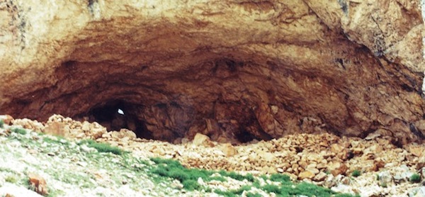 Fig. 8. The giant cave and associated manmade structures known as White Fortress (Rdzong dkar-po)
