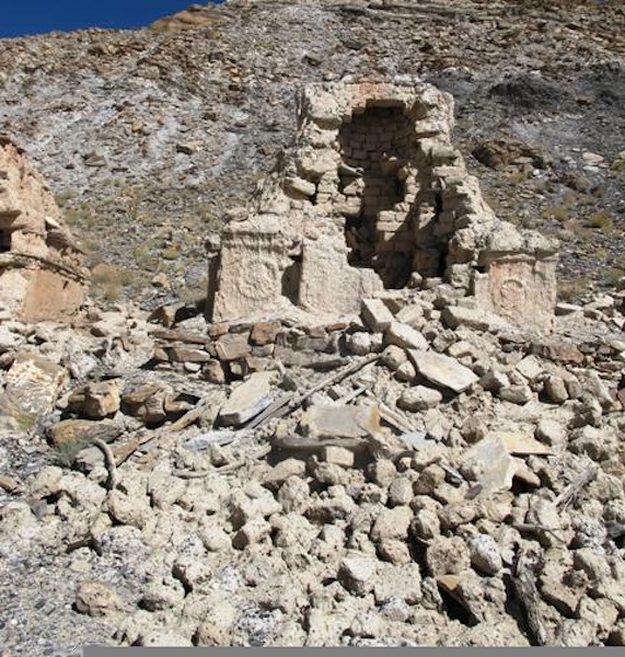 Fig. 5. A close-up of a Darkam chorten. The thieves left not one stone unturned in their search for saleable objects. The disgorged contents and structural elements lie below the chorten. 