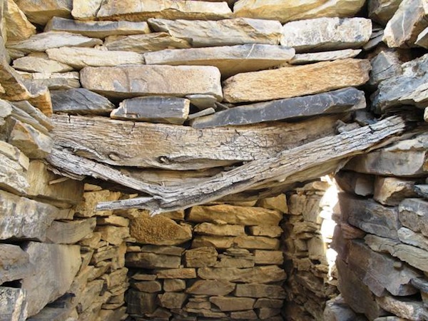 Fig. 10. The wooden lintel over the opening in the east wall of the main structure of Sector IV. This entrance accesses a small chamber that also opens on the south side of the structure (see Fig. 5). The smaller broken round of wood in the foreground was extracted and used in radiometric analysis. This timber dates to circa 1450–1600 CE. The position of the wooden members in this wall indicates that much of it had been rebuilt. Centrally located on the highest part of the summit, this edifice may have been the political and social core of the original installation. It might be in recognition of this lofty status that reconstruction was undertaken by later tenants, as part of a bid to recapture a glorious past. 