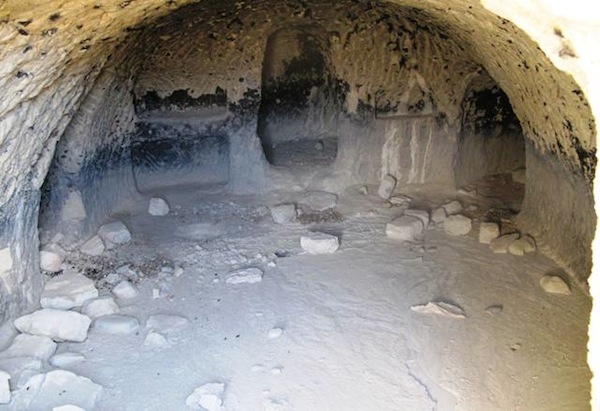 Fig. 6. A large cave with ancillary chambers (in side walls), central recess and oblong niches. Note the way in which these excavated features were scored in order to augment their structural integrity. This scoring helped prevent the earthen walls from cleaving and crumbling.