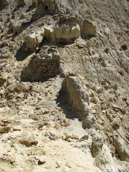 Fig. 7. Stone and adobe wall fragments of the central spur.