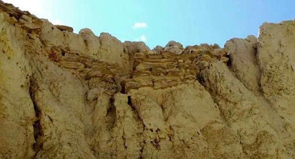 Fig. 9. A sandstone slab wall fragment embedded into the summit complex (4310 m). This type of wall is often associated with the archaic fortresses of Guge.