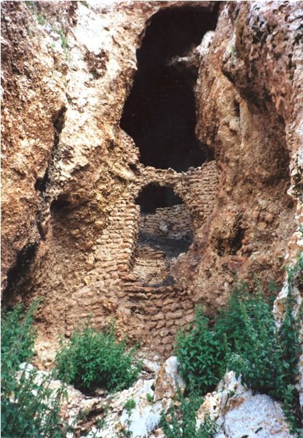 Fig. 8. The three-story façade and cave of Drak Khorgang.