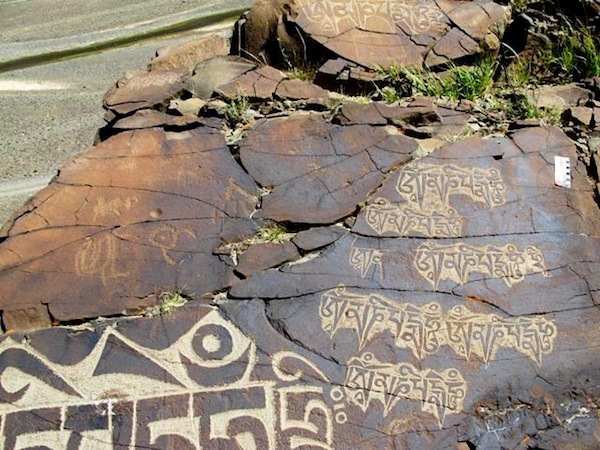 Fig. 4. A large rock panel crowded with older compositions upon which the mani mantra was written multiple times, western Changthang.