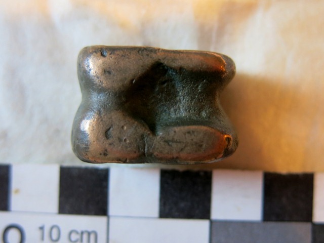 Fig. 2. Ventral view of same copper alloy astragalus discovered in Tibet (3.2 cm in length). The major anatomical traits of the bone are recognizable in this cast object.