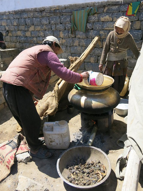 Fig. 4. A couple distilling liquor (A-rag) in the Pin valley