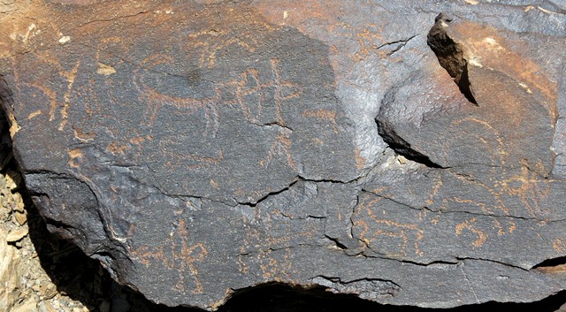 Fig. 3. Hunters on foot with bows and arrows attacking ibex, Braknak. Protohistoric period.