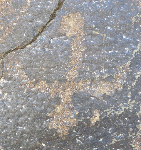 Fig. 20. A swastika-like carving of a bird (8 cm high), Drakdo Kiri (Brag-rdo ki-ri; el. 3180 m). Protohistoric period. This figure has a round head, upturned wings / arms and a triangular tail.