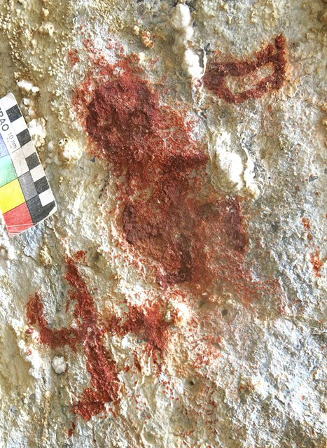Fig. 84. Two red ochre swastikas and crescent moon (each 10 cm in height), Nyima Loksa Phuk (Nyi-ma log-sa phug; el. 4330 m). Protohistoric period.