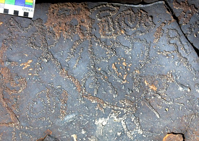 Fig. 11.21. Two anthropomorphs (top left), curvilinear subject (top right) and more minor carvings. Iron Age or Protohistoric period.