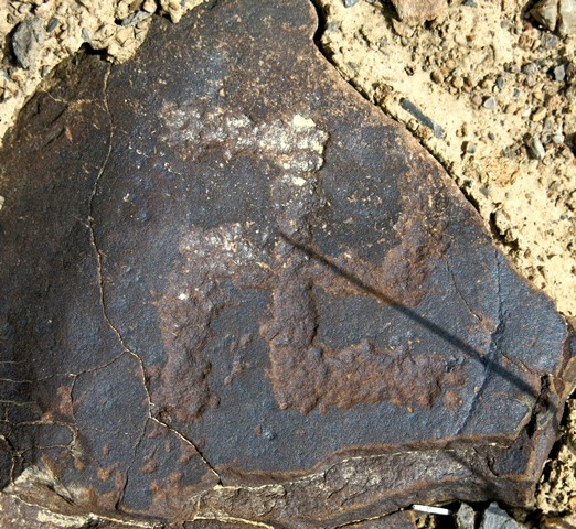 Fig. 20.31. A counterclockwise swastika (7 cm tall). Iron Age or Protohistoric period. This carving is found on a fragment of a boulder that was deliberately broken recently.