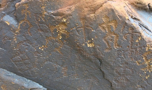 Fig. 20.7. An upper row of five emblematic male anthropomorphs (each around 10 cm high), another anthropomorph with arms brought around to the waist (lower right) and subdivided square (lower left). The anthropomorph on the far right and the one in the middle of the upper row and the lower specimen as well as the geometrics date to the Protohistoric period. The two less re-patinated anthropomorphs on the left side of the upper row date can be attributed to the Early Historic period. The anthropomorph second from the right may even date to a later phase of rock art.