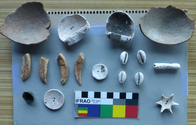 Fig. 4. Other side of ceramics, shell objects and musk teeth found in Gyu. Photo courtesy of SRAHS.