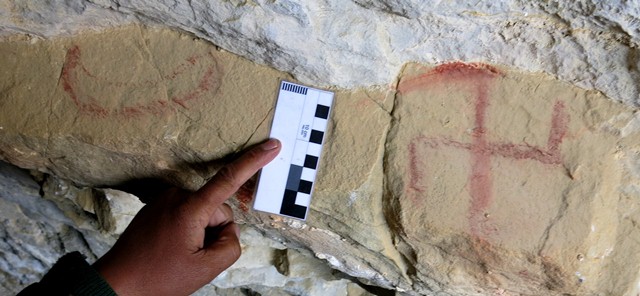 Fig. 28.19. Crescent moon and swastika situated near the north mouth of Sinmo Khadang. There is also a red ochre tree pictograph in the vicinity.