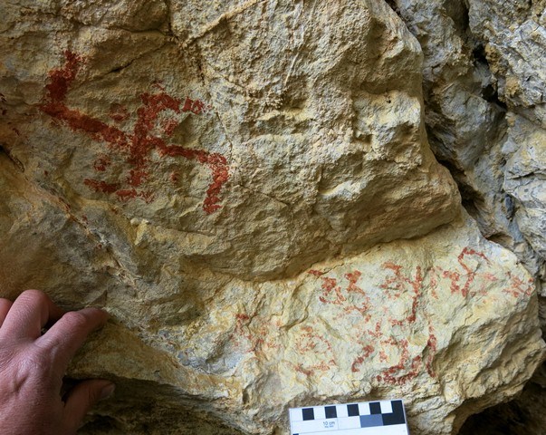 Fig. 28.20. Swastika with dots between the arms. This is a much more recent pictograph, undoubtedly inspired by the earlier rock art of Sinmo Khadang. Below the swastika are a few Tibetan letters of considerable age.