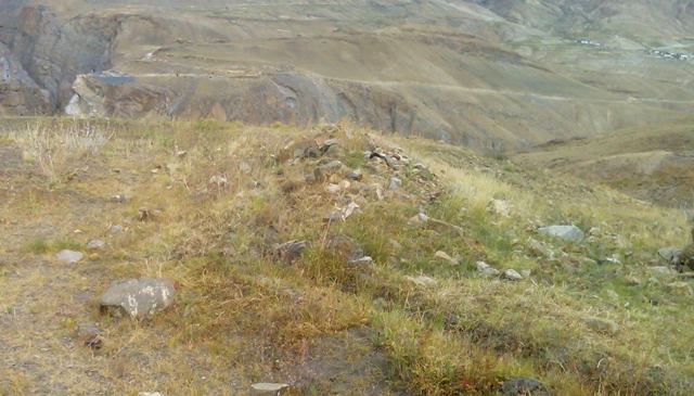 Fig. 51. This stony mound may mark the location of a tomb, Chichim. Such tumuli may be associated with cist burials. Photo courtesy of SRAHS.