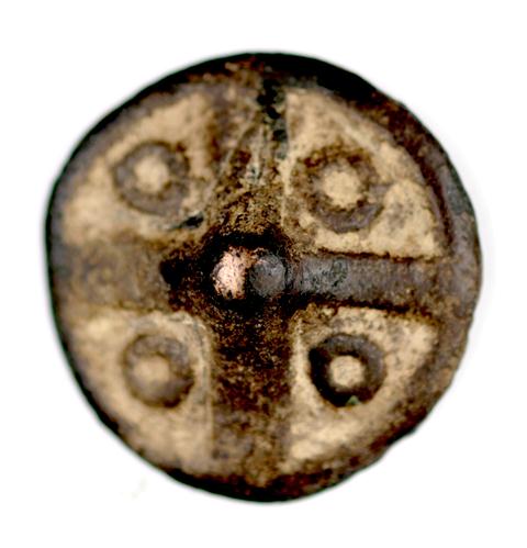 Fig. 23. Button with cruciform design, central nipple and four surrounding dots. Bob Brundage collection, USA. Photo: Bob Brundage.