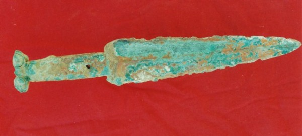 Fig. 34. Double-edged dagger with prominent spine and handle with knobbed end. Discovered in tomb M6, Gyaling (rGyal-gling), Guge, western Tibet. Circa 500–50 BCE. Photo courtesy of Shargen Wangdu.