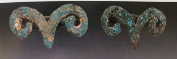 Fig. 35. Two stylized bronze sheep heads discovered in Tashkurgan, Xinjiang. Photo credit: Xiyu wen wu kao gu quan ji, p. 137.