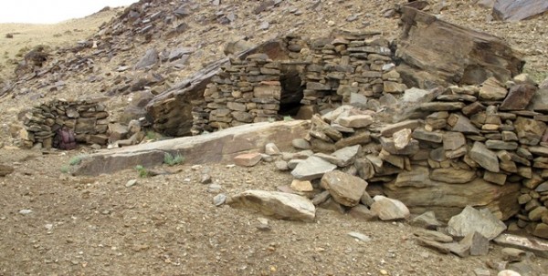 Fig. 4. Fragmentary walls of the middle tier of Rock Art Village. The lintel over the entranceway of a partially intact rear chamber is visible in the middle of the photo.