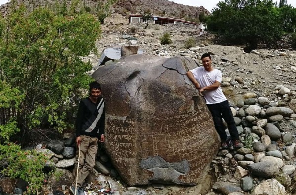 Fig. 18: Boulder with the main inscription, Kharool, with Kacho Sikundar Khan (right) and Hassan Khan (left).  [Q. Devers]