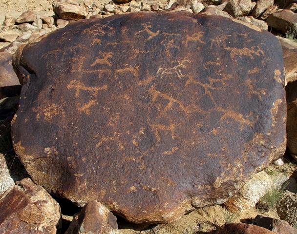 Fig. 1: On this flat-topped boulder there are more than 25 animals, most of which appear to be wild herbivores indigenous to Upper Tibet (wild yaks and sheep). In the middle of the boulder is a lightly re-patinated animal of more recent production. Iron Age.