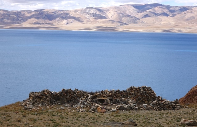 Fig. 4. The ruined shrine complex at Gondak overlooking Lake Dangra. In the foreground are the walls of a now defunct pastoral shelter built with stones pilfered from the archaeological monument.