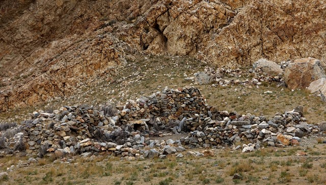 Fig. 7. The shrine complex from the southeast. The vestiges of the cubic structure on the lower left side of the image is the shrine along the short arm of the L-shaped plan of the complex. The low walls in the middle and on the right side are what remains of a pastoral camp.