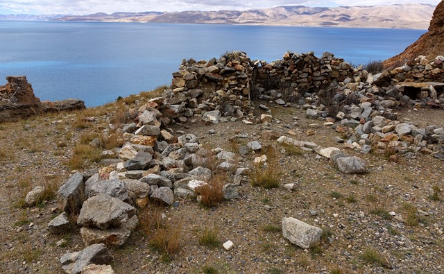 Fig. 8. The shrine on the short arm of the L (middle left) and traces of the south and central shrines along the long arm of the L (middle right and right side). These latter structures were dismantled in order to build the adjoining pastoral camp (foreground).