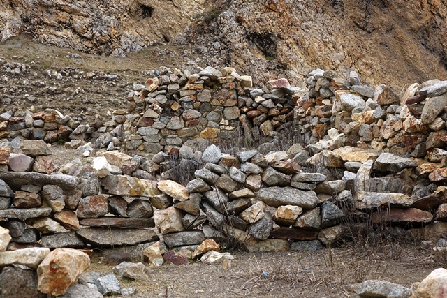 Fig. 10. The cubic shrine of the short arm of the L seen from the north (middle of image) and adjacent walls of the ruined pastoral camp.