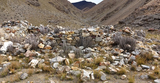 Fig. 11. Traces of the south and central shrines of the long arm of the L (middle) seen from the west. Only tiny coherent wall sections in these two structures have survived. The north shrine of the long arm of the L can be seen on the left side of the image.