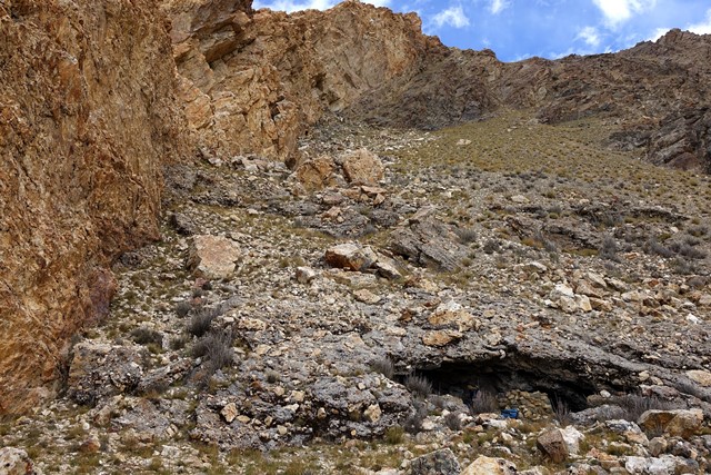 Fig. 15. Cave with façade on the north edge of the bench at Gondak. The upper residential complex is found on the slopes directly above the cave.